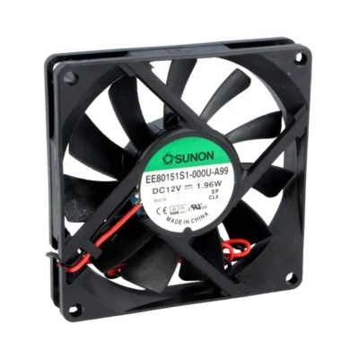 Ventoinha de computador quadrada preta com etiqueta central verde e branca e fios vermelhos e pretos