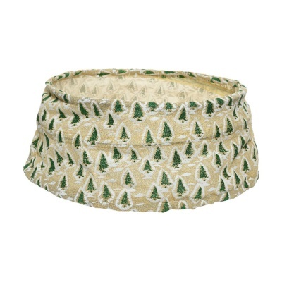 Cesto redondo bege com padrão de árvores de Natal verdes sobre fundo branco