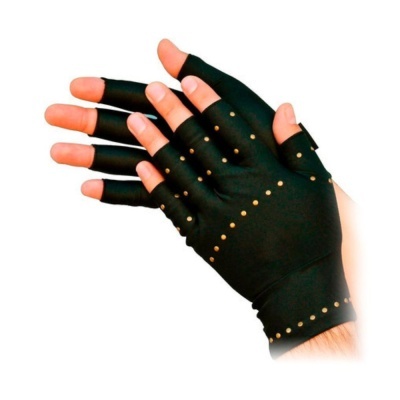 Luvas pretas com pontas dos dedos expostas e rebites dourados