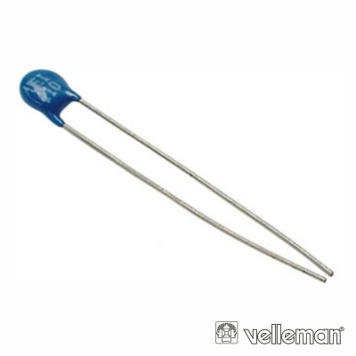 Capacitor cerâmico azul com pernas metálicas e texto '104 K 50V'