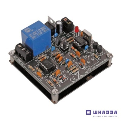 Placa eletrónica preta com componentes eletrónicos e relé azul sobre fundo branco