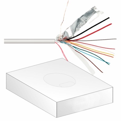 Cabo branco com vários fios coloridos expostos e roldana circular branca