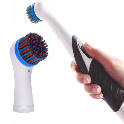 Escova elétrica de limpeza com cerdas azuis e laranja em fundo branco