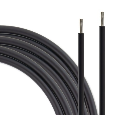 Cabo elétrico preto com fios metálicos expostos nas extremidades