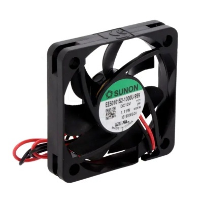 Ventoinha preta de computador da marca SUNON com etiqueta destacada