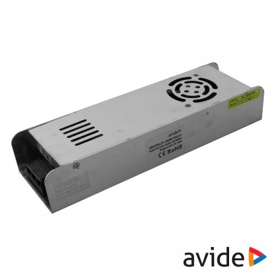 Fonte de alimentação metálica cinza com ventoinha e etiquetas