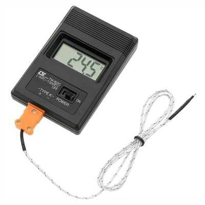 Termómetro digital preto com cabo trançado branco e preto