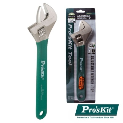 Chave inglesa ajustável Pro'sKit com cabo verde e metal prateado junto à sua embalagem.