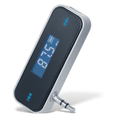 Receptor de áudio preto e prateado com ecrã digital.