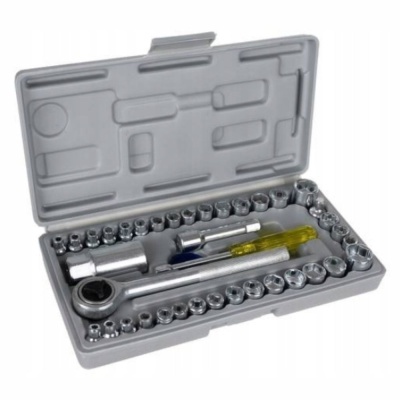 Conjunto de ferramentas com soquetes metálicos e chave de catraca num estojo cinzento