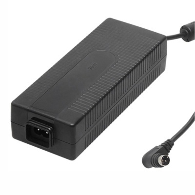 Transformador de corrente elétrica preto retangular com conector de 4 pinos