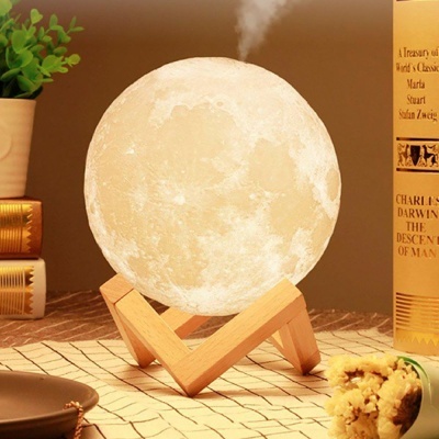 Difusor de aroma em forma de lua iluminado com base de madeira em mesa