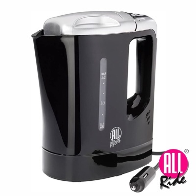 Jarro elétrico preto com visor de nível de água e adaptador para isqueiro de carro.