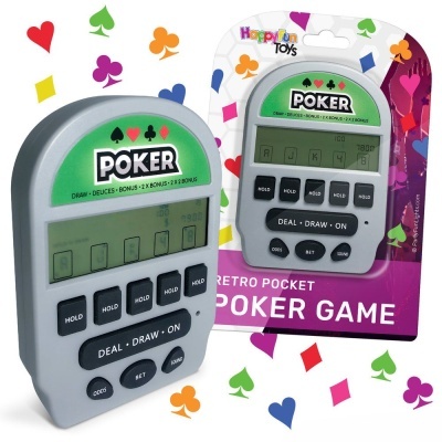 Jogo de poker electrónico portátil cinzento com visor LCD e botões pretos, numa embalagem colorida com naipes de cartas.
