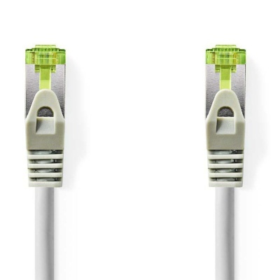 Cabos de rede Ethernet com conectores RJ45 em plástico transparente com pormenores verdes