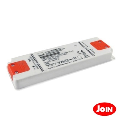 Fonte de alimentação LED branca com extremidades laranja e texto técnico impresso