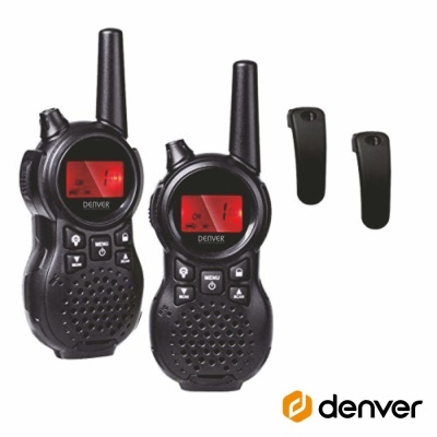 Dois walkie-talkies pretos Denver com ecrãs vermelhos e presilhas pretas para cinto.