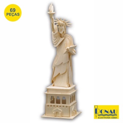 Miniatura da Estátua da Liberdade em madeira clara com 69 peças