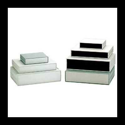 Conjunto de caixas empilhadas em diferentes tamanhos e cores neutras.