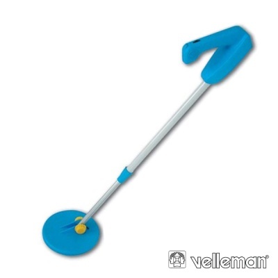 Detector metálico azul e branco com punho ergonómico sobre fundo branco