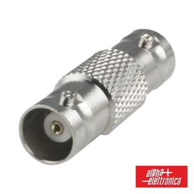 Conector coaxial metálico prateado com textura antiderrapante e parafusos