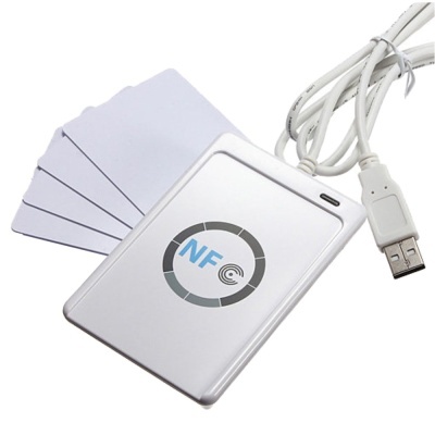 Leitor NFC prata com cabo USB e etiquetas NFC brancas