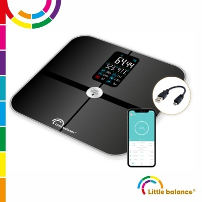 Balança digital preta com visor LCD, cabo USB e smartphone com app Little balance