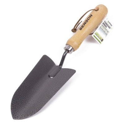 Enxada de jardim metálica com cabo de madeira claro e etiqueta da marca BENSON