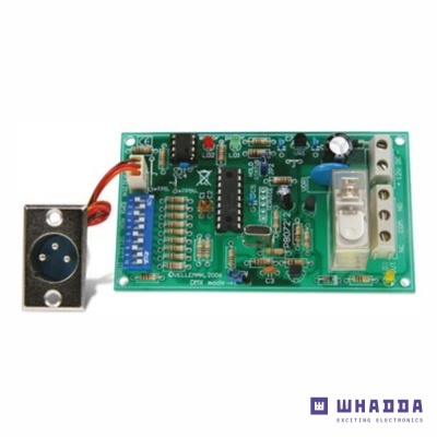 Placa eletrónica verde com componentes e conector metálico