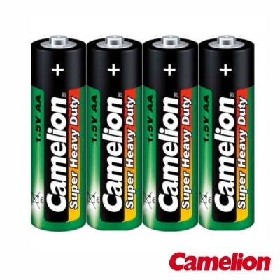 Quatro pilhas AA Camelion Super Heavy Duty com rótulo preto, verde, amarelo e vermelho.