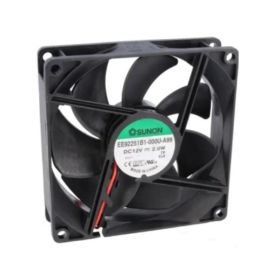 Ventoinha eletrónica quadrada preta com etiqueta central e hélices curvas