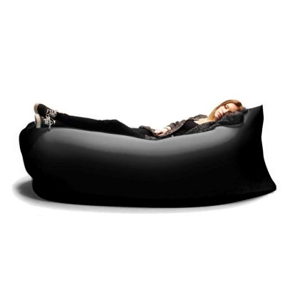 Mulher deitada num sofá insuflável preto