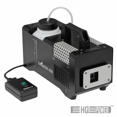 Máquina de fumo preta com reservatório branco e controlo com botão verde