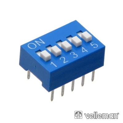 Interruptor DIP azul com cinco chaves brancas numeradas no fundo branco