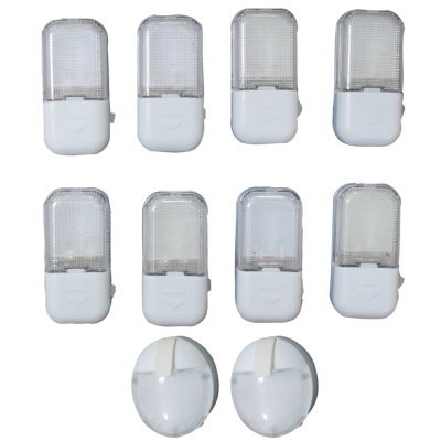 Dez luzes de presença brancas, oito retangulares e duas redondas, com cúpulas transparentes e opacas.