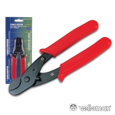 Alicate corta-cabos com cabo vermelho e lâmina preta junto à embalagem azul e verde.