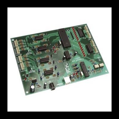 Placa eletrónica verde com vários componentes montados