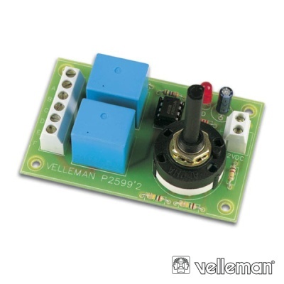 Placa eletrónica verde com relés azuis e potenciômetro preto Velleman P2599-2