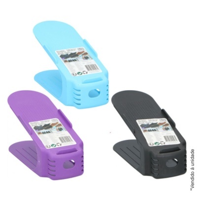 Suportes organizadores para calçado em plástico em três cores diferentes