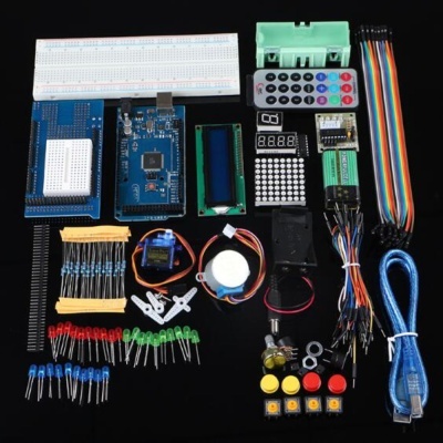 Kit de componentes eletrónicos para Arduino com diversos módulos e acessórios sobre fundo preto