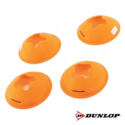 Quatro cones de treino laranja DUNLOP sobre fundo branco