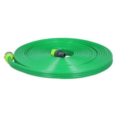 Mangueira de jardim plana verde enrolada com conectores nas extremidades