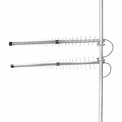 Antena parabólica metálica com dois elementos e cabos pretos