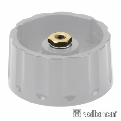 Botão redondo cinza claro com porca metálica no centro