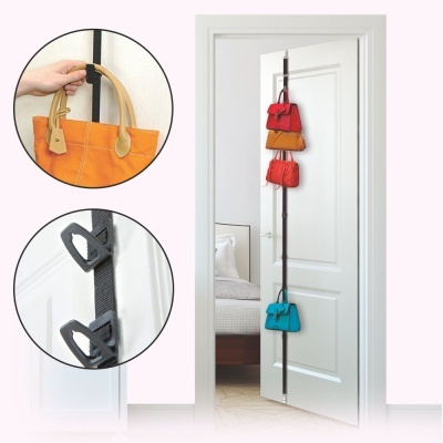 Porta branca com fita preta pendurando bolsas coloridas