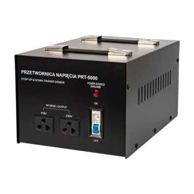 Transformador de tensão preto PRZETWORNICA NAPIĘCIA PRT-5000 com entradas de 110V e 230V e interruptor azul.