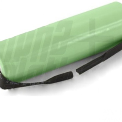 Bateria cilíndrica verde com contactos metálicos