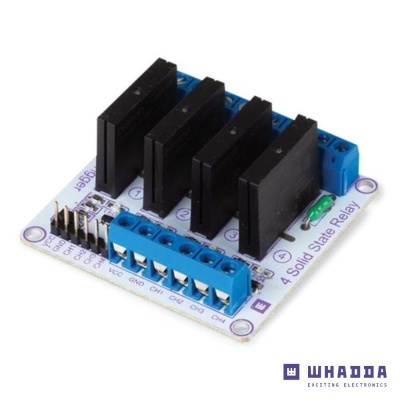 Placa electrónica com quatro relés de estado sólido e conectores azuis