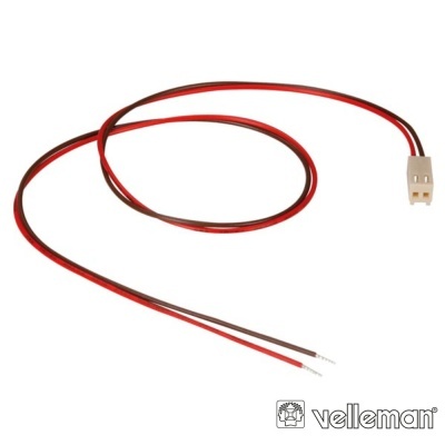 Cabo elétrico com conector branco e fios vermelho e preto num fundo branco