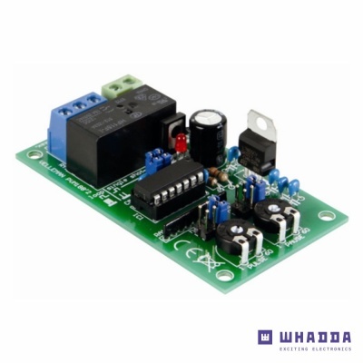 Placa eletrónica verde com vários componentes montados sobre fundo branco